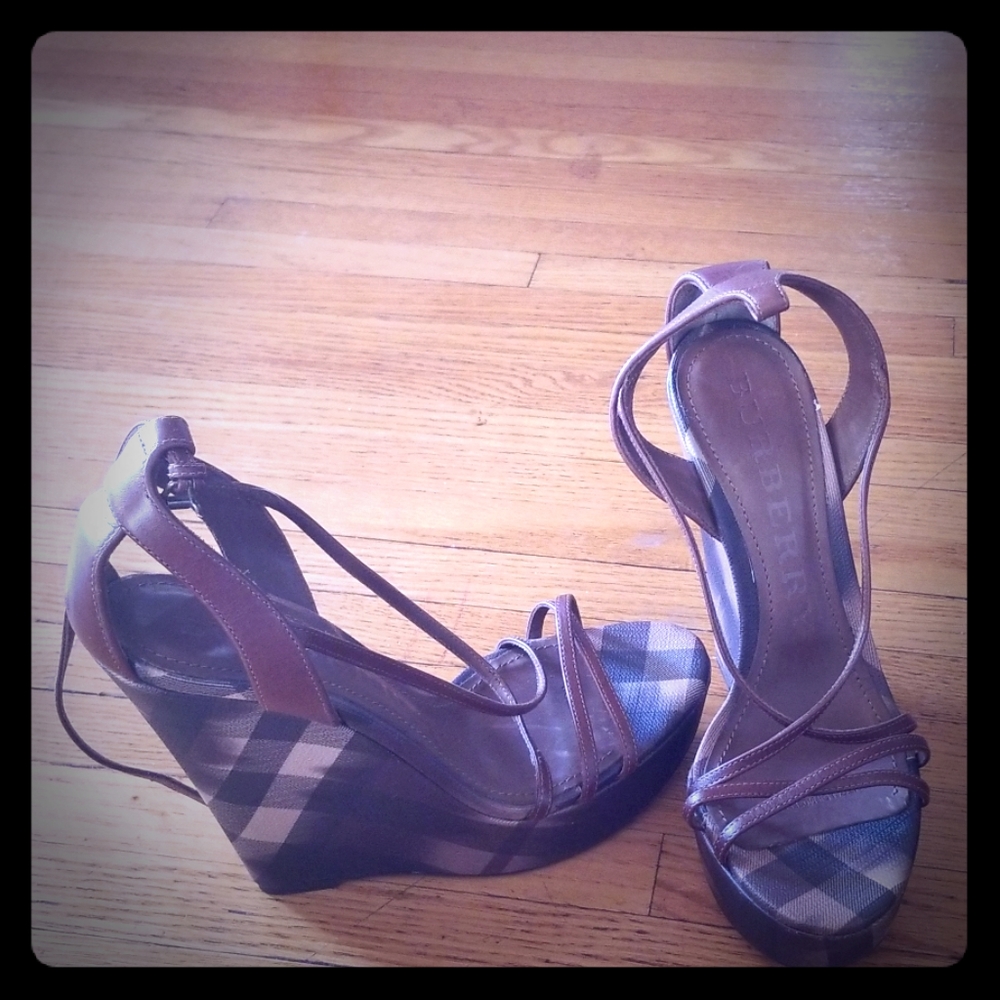 BRAND NEW original Burberry (EU 39)